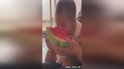 奶奶喂孙子吃瓜,温馨一幕定格亲情时光