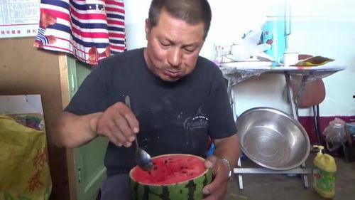 两老头吃瓜,瓜田笑谈间