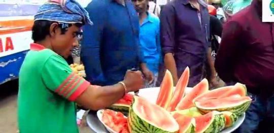 打架街头吃瓜,围观群众“吃瓜”记