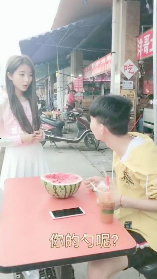 街上美女吃瓜,品味生活瞬间