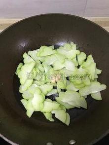 鸡蛋炒佛手瓜怎么吃,鸡蛋炒佛手瓜，简单易学的健康佳肴  第3张