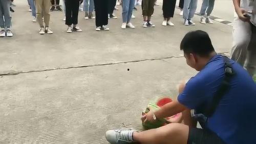 女孩军训表演吃瓜,萌态十足引网友热议