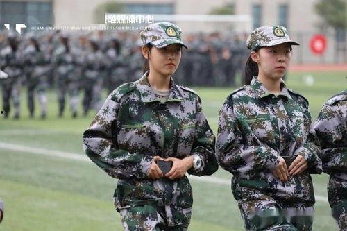 女孩军训表演吃瓜,萌态十足引网友热议  第2张