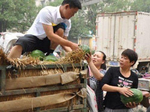 卖瓜的打架大爷旁边吃瓜,围观大爷与卖瓜人激烈冲突 第2张 卖瓜的打架大爷旁边吃瓜,围观大爷与卖瓜人激烈冲突 第2张