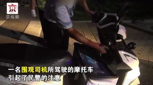 司机假装吃瓜群众,揭秘街头巷尾的趣味瞬间  第2张