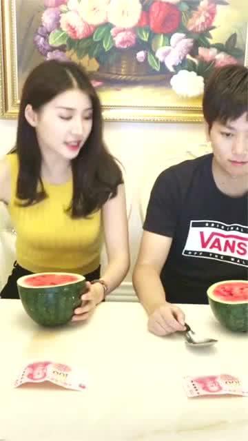 夫妻俩吃瓜,共享生活点滴，品味幸福滋味  第2张