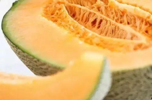 美女吃黄金蜜瓜图片,美女邂逅黄金蜜瓜的奢华瞬间  第3张