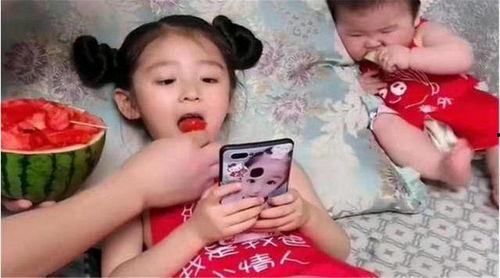 老婆吃瓜儿子吃瓜皮,老婆吃瓜，儿子吃瓜皮，一家三口的欢乐时光